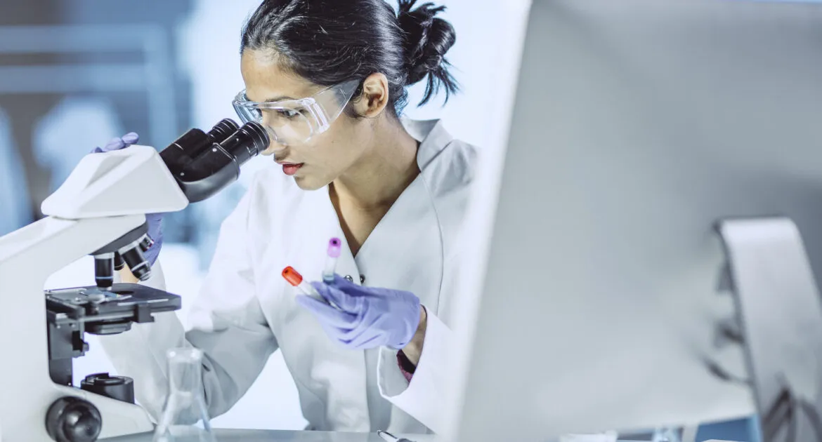 Biomedical Scientist Jobs UK: Visa Sponsorship Roles Paying £45,000 in Top Research Labs
